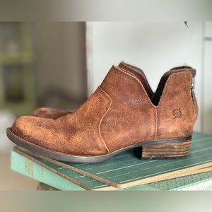 Born “Kerri” Distressed Suede Women’s Boots Booties Western Style Size 6 Rust